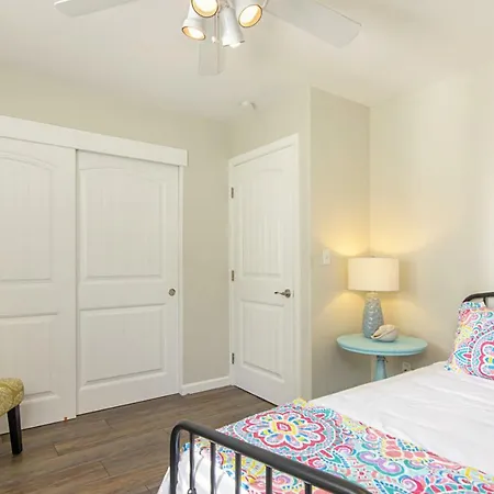 Ultimate - 1 Block From - Huge Backyard Holiday home