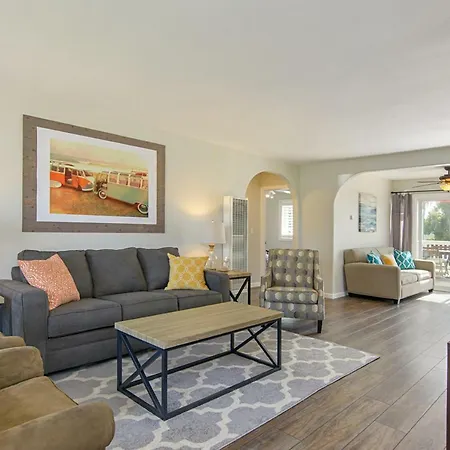 Ultimate - 1 Block From - Huge Backyard Holiday home