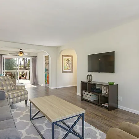 Ultimate - 1 Block From - Huge Backyard Holiday home