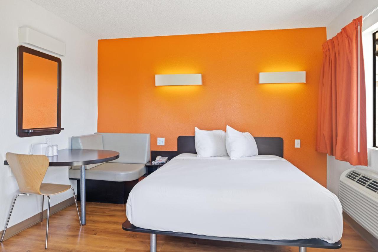 Village Hotel *