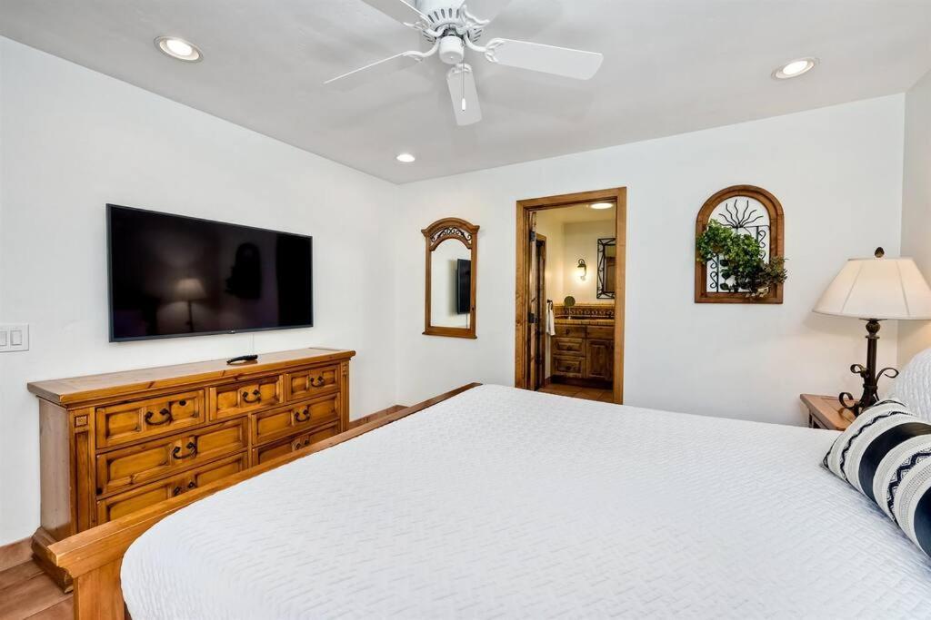 Great Group Retreat! Hacienda Decor, Spacious Floor Plan, Private Backyard Carlsbad