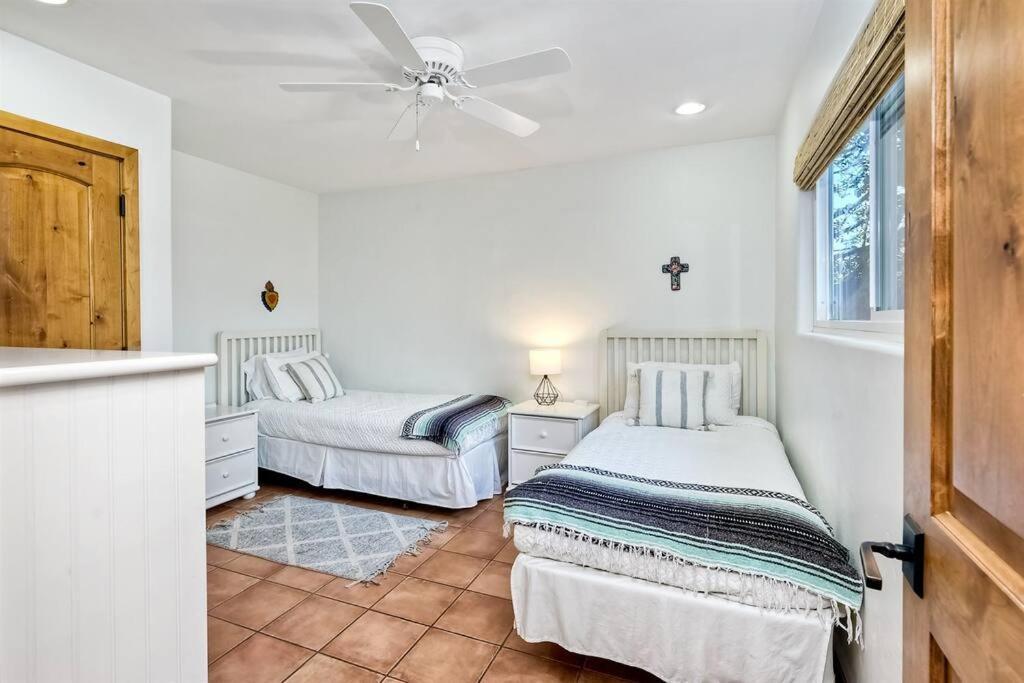 Great Group Retreat! Hacienda Decor, Spacious Floor Plan, Private Backyard Holiday home