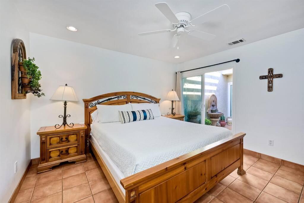 Holiday home Great Group Retreat! Hacienda Decor, Spacious Floor Plan, Private Backyard
