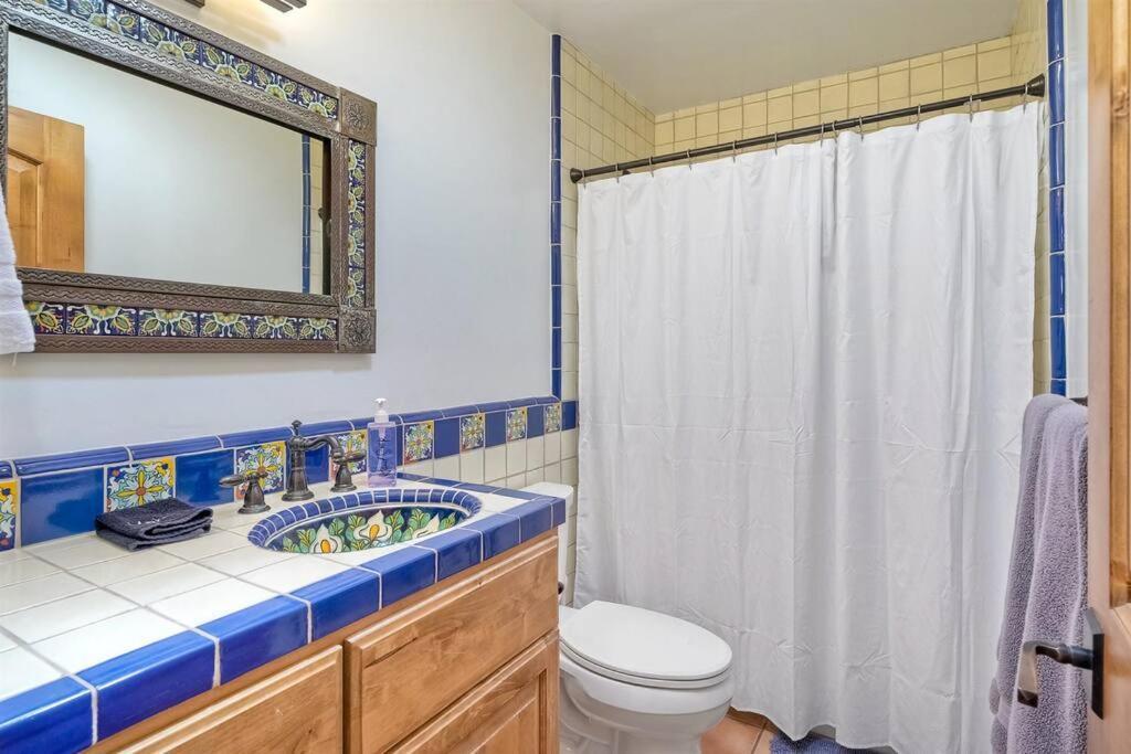 Great Group Retreat! Hacienda Decor, Spacious Floor Plan, Private Backyard Holiday home