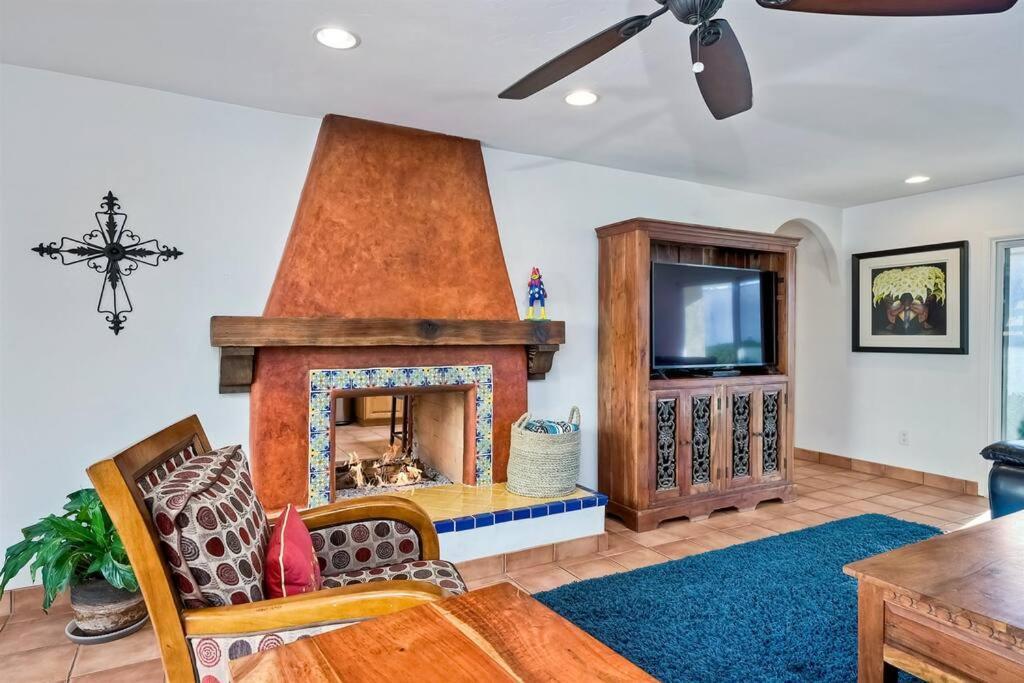 Holiday home Great Group Retreat! Hacienda Decor, Spacious Floor Plan, Private Backyard *