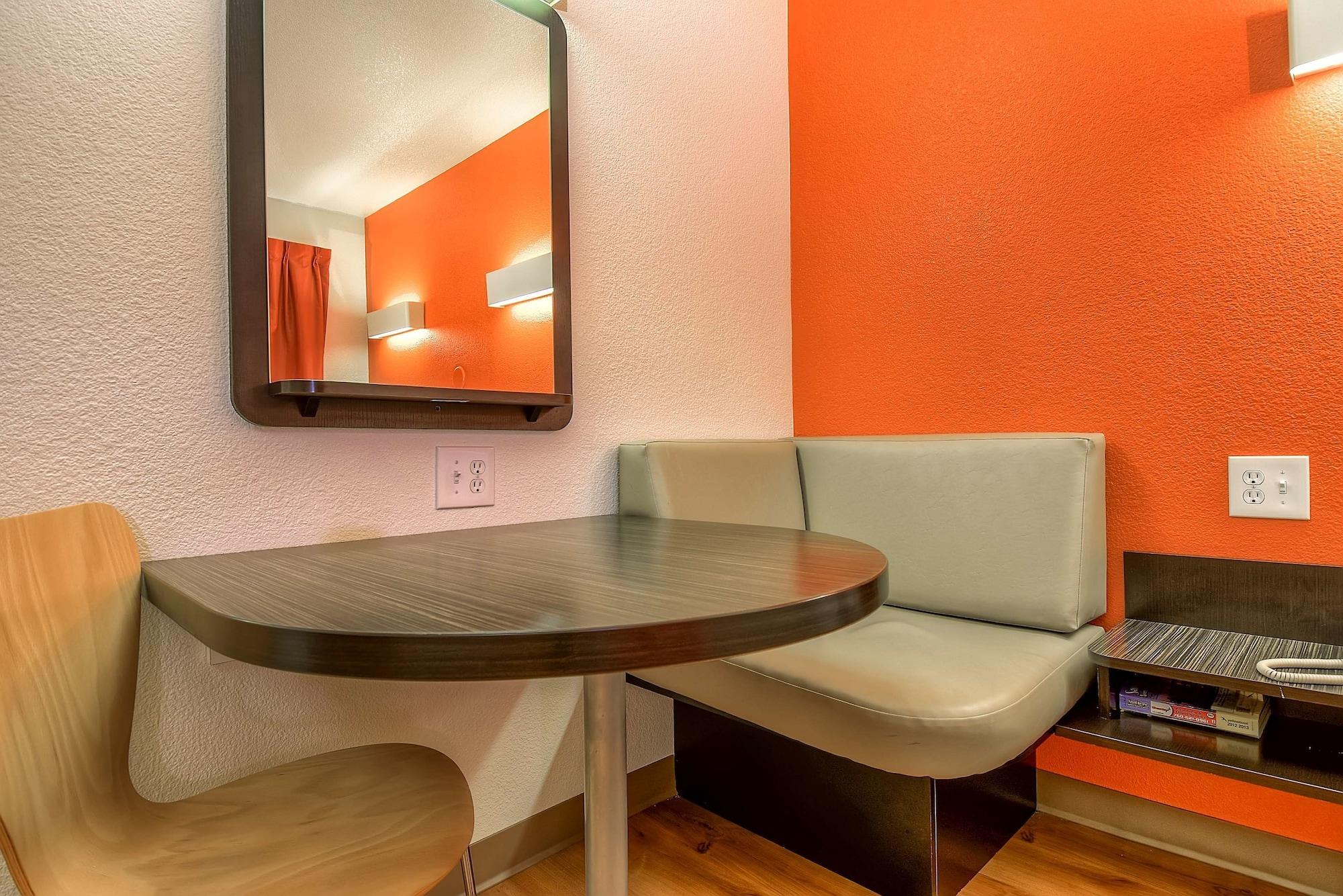 Hotel 6-carlsbad, Ca 2*