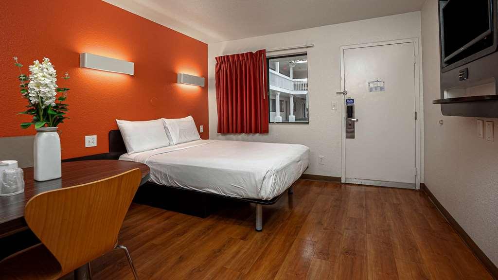 Hotel 6-carlsbad, Ca 2*