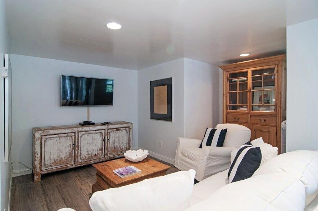 Remodeled Bungalow, Block To The Carlsbad