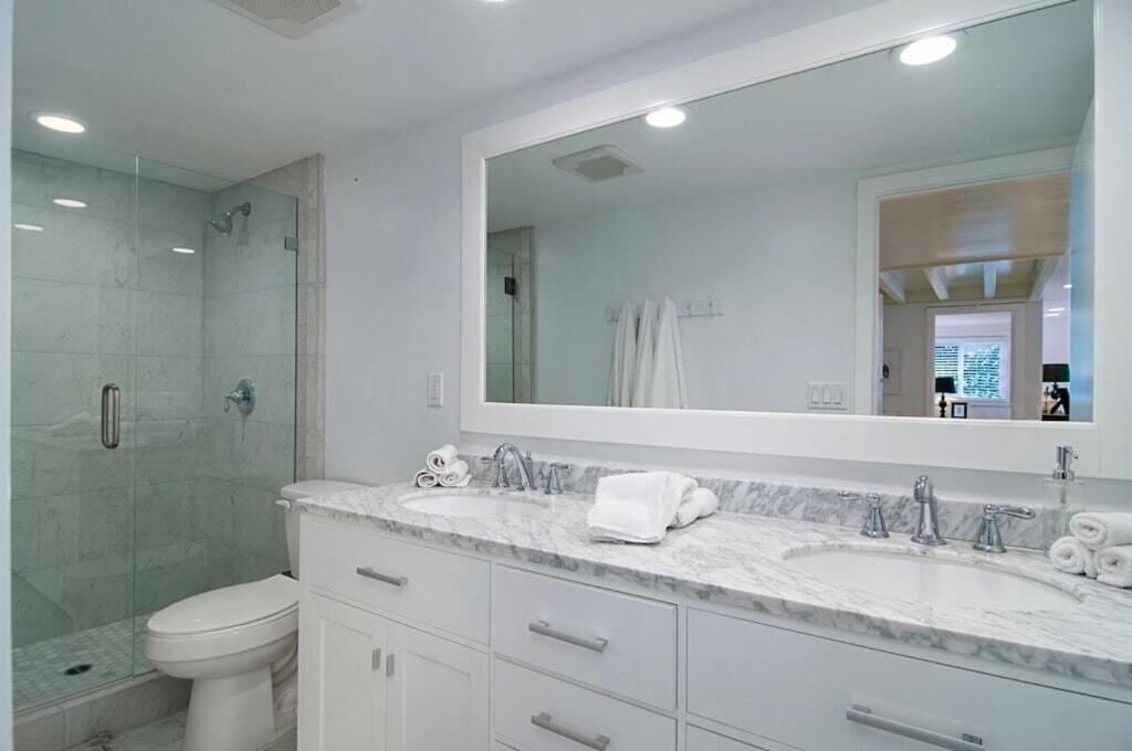 Apartment Remodeled Bungalow, Block To The