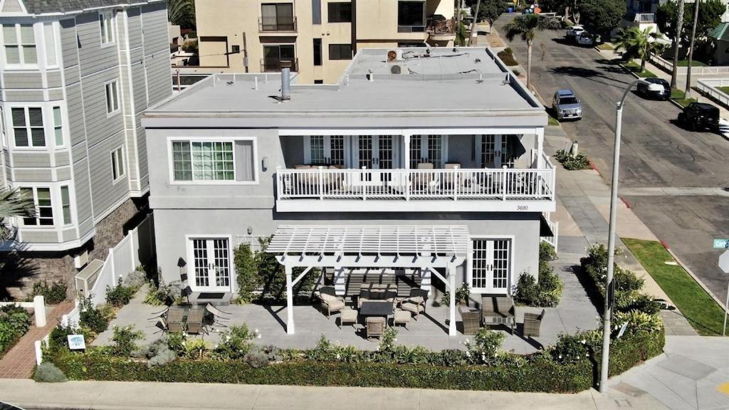 Apartment Ocean Views, Across The Street From Beach, Private Patio