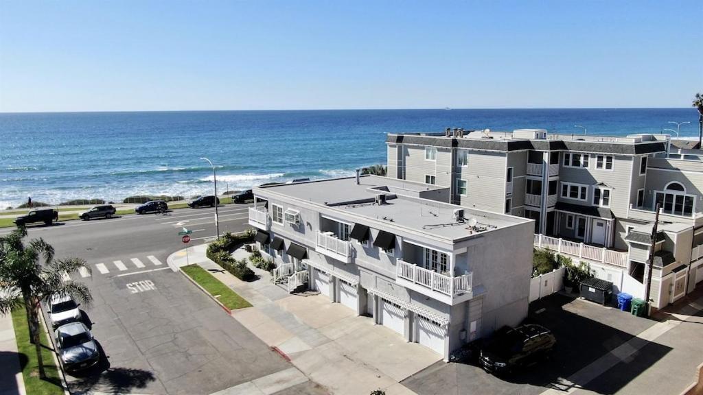 Ocean Views, Across The Street From Beach, Private Patio * Carlsbad