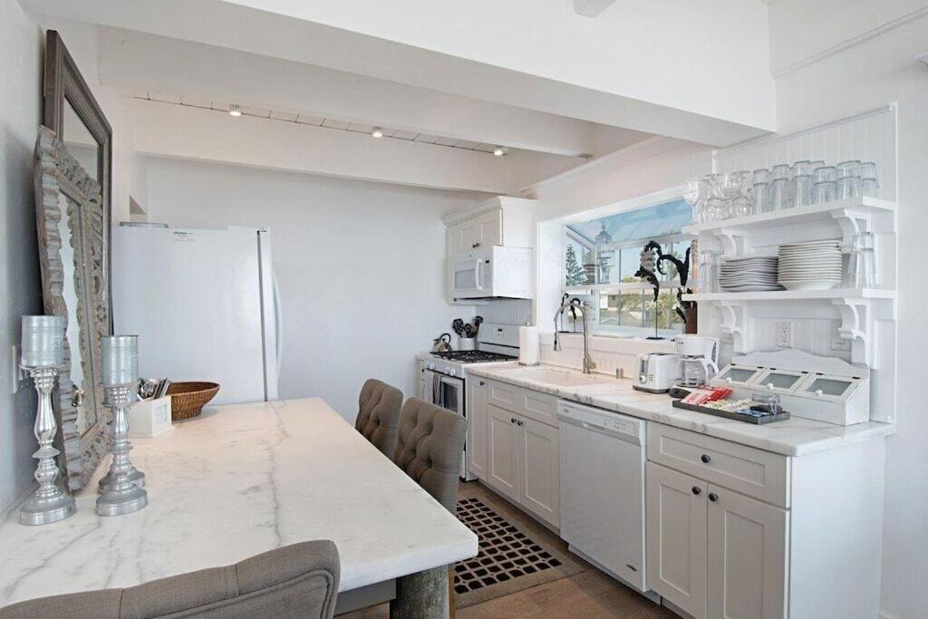 Apartment Expansive Ocean View, Private Balcony, Across From Carlsbad