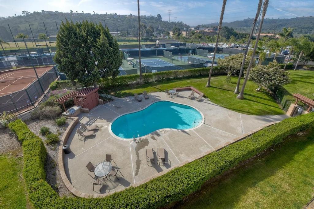 Apartment 2br Private Balcony Overlooking Pool, Gated Parking, Walk To