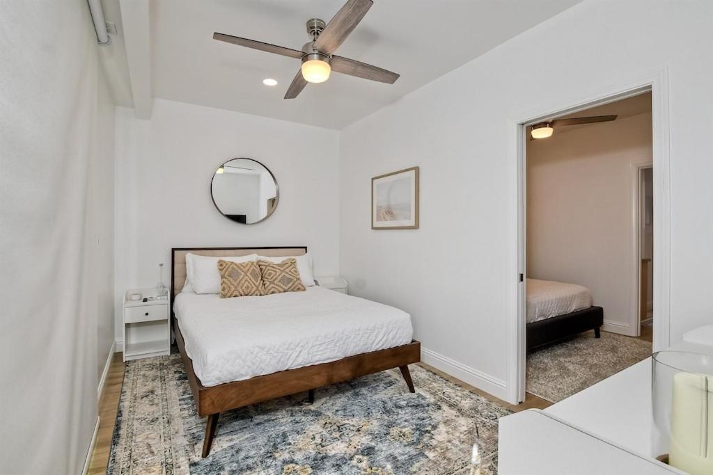 2br Private Balcony Overlooking Pool, Gated Parking, Walk To Apartment *