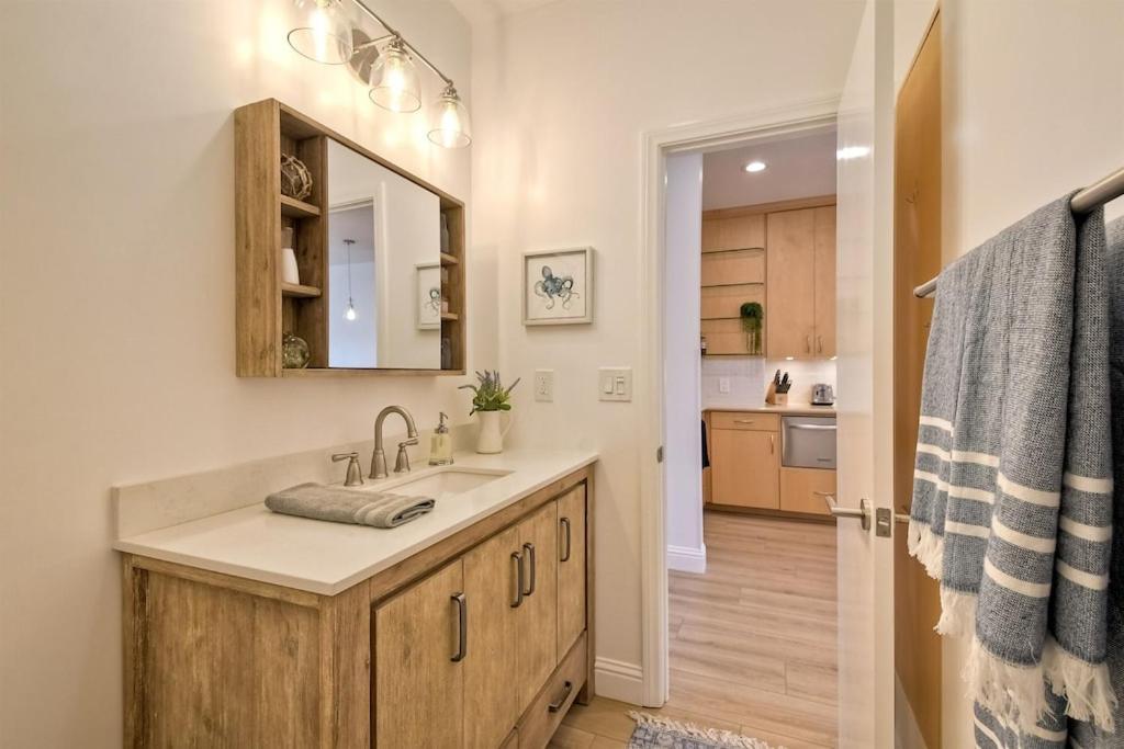 2br Private Balcony Overlooking Pool, Gated Parking, Walk To Apartment *