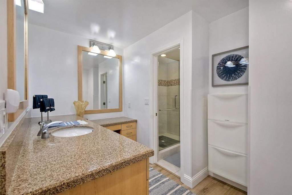 Apartment 2br Private Balcony Overlooking Pool, Gated Parking, Walk To