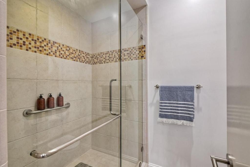 2br Private Balcony Overlooking Pool, Gated Parking, Walk To Carlsbad