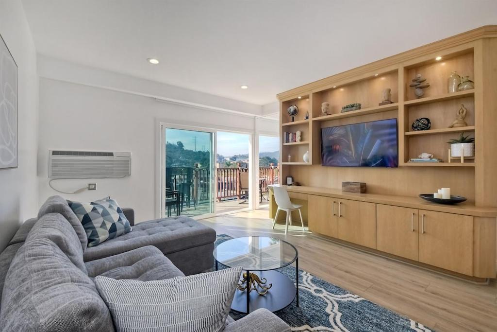 Apartment 2br Private Balcony Overlooking Pool, Gated Parking, Walk To *