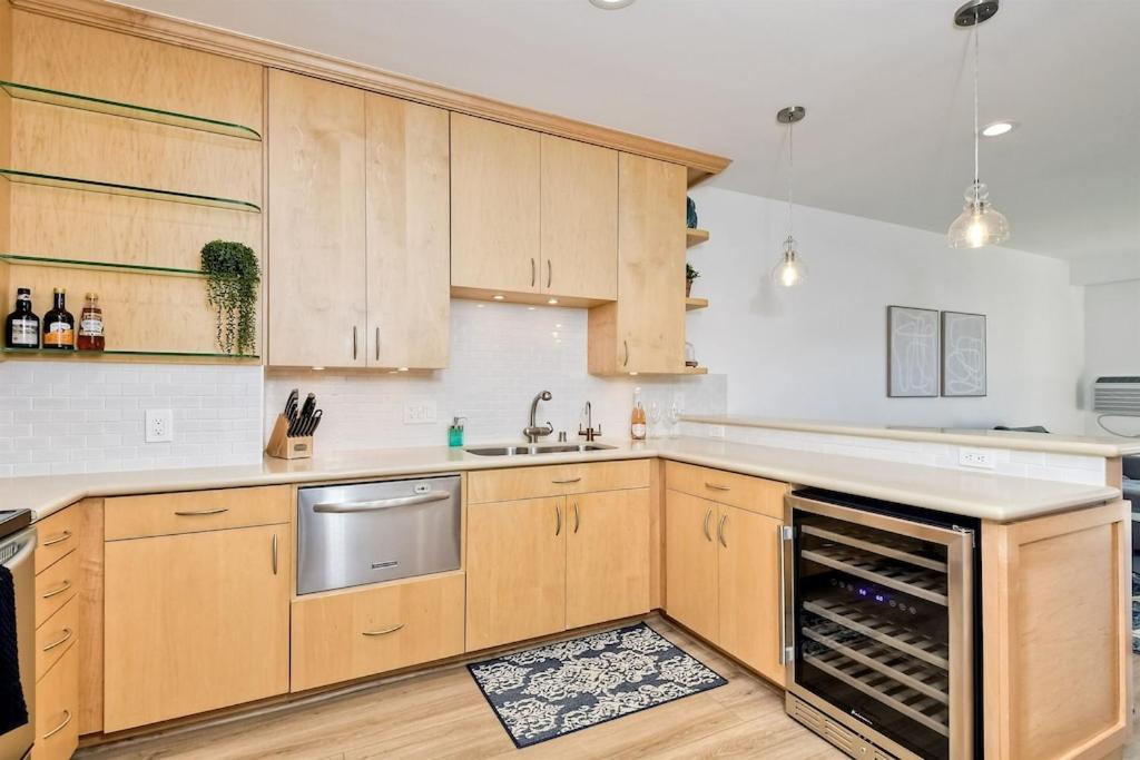 2br Private Balcony Overlooking Pool, Gated Parking, Walk To