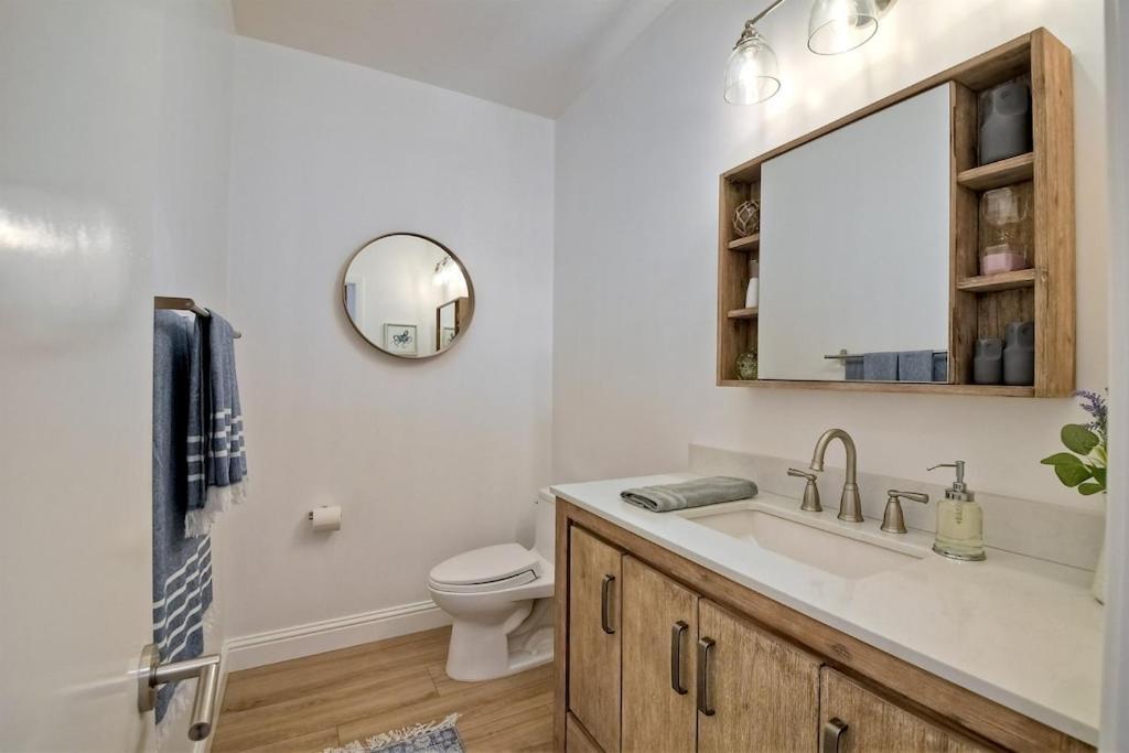 2br Private Balcony Overlooking Pool, Gated Parking, Walk To