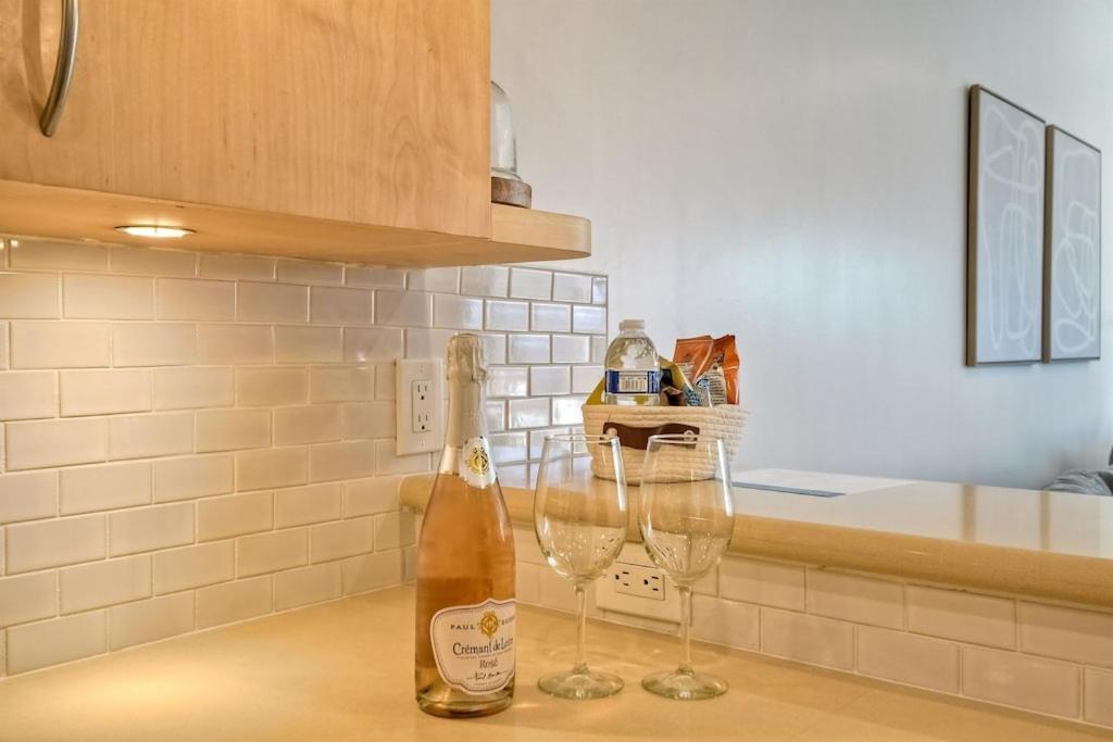 2br Private Balcony Overlooking Pool, Gated Parking, Walk To * Carlsbad