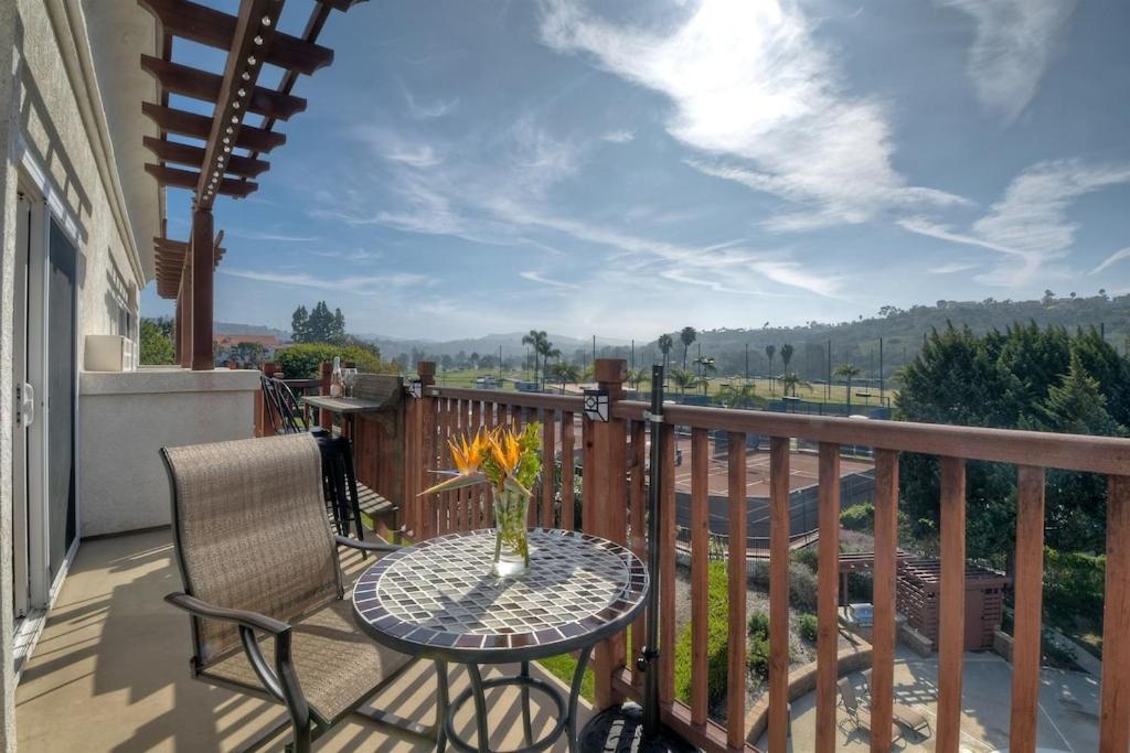 2br Private Balcony Overlooking Pool, Gated Parking, Walk To Apartment
