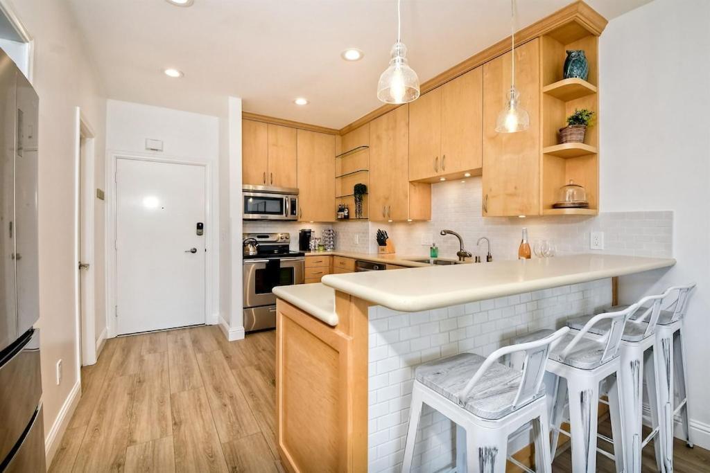 Apartment 2br Private Balcony Overlooking Pool, Gated Parking, Walk To Carlsbad