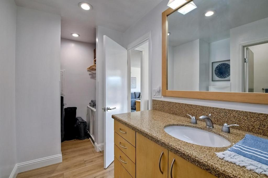 2br Private Balcony Overlooking Pool, Gated Parking, Walk To * Carlsbad