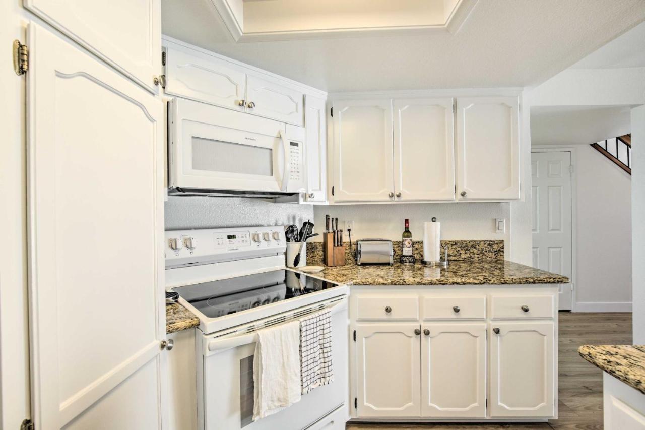 Bright Townhome In 1 Mile To Beach! Holiday home *