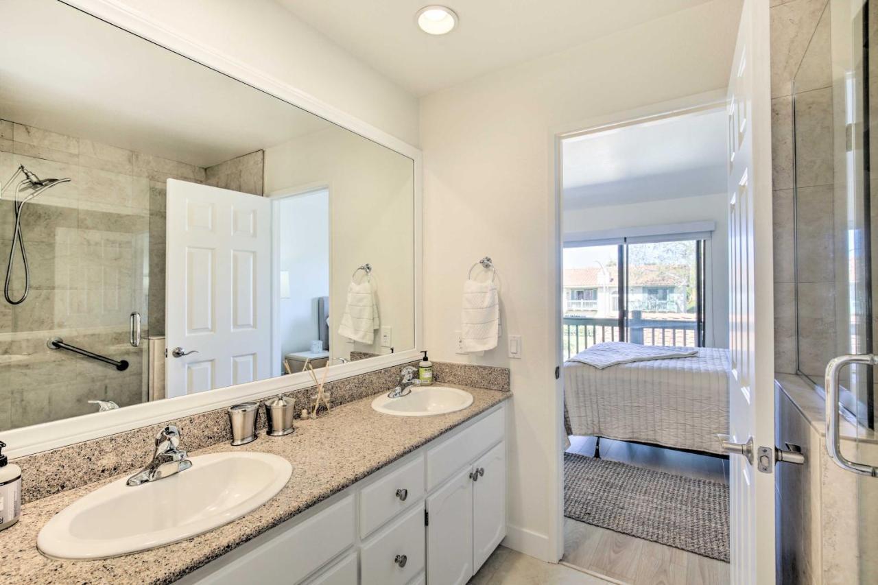 Bright Townhome In 1 Mile To Beach! *