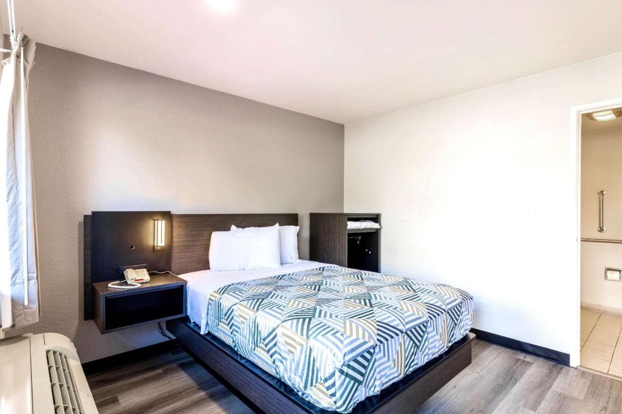 Hotel 6-carlsbad, Ca - East Near Legoland 3*