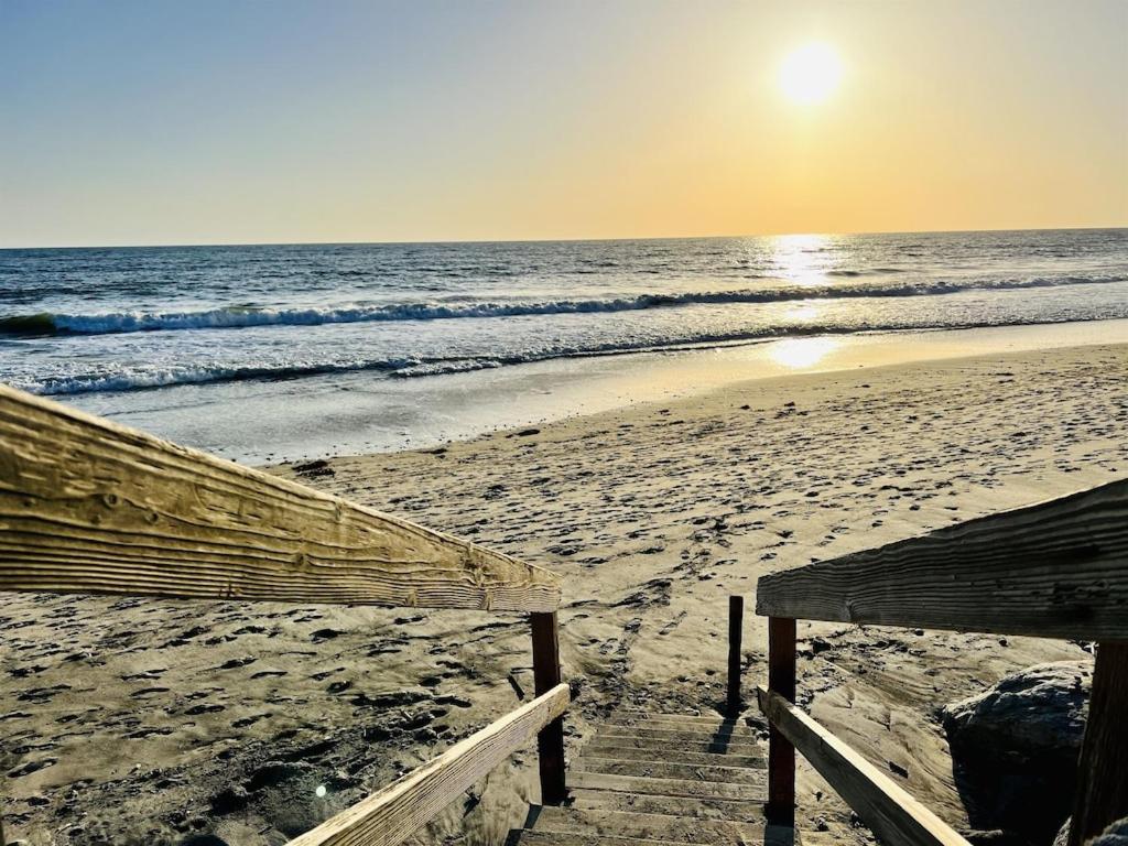 Oceanfront 2br Condo, Private & Patio, Rare Find *