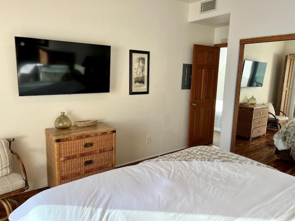 Oceanfront 2br Condo, Private & Patio, Rare Find Apartment