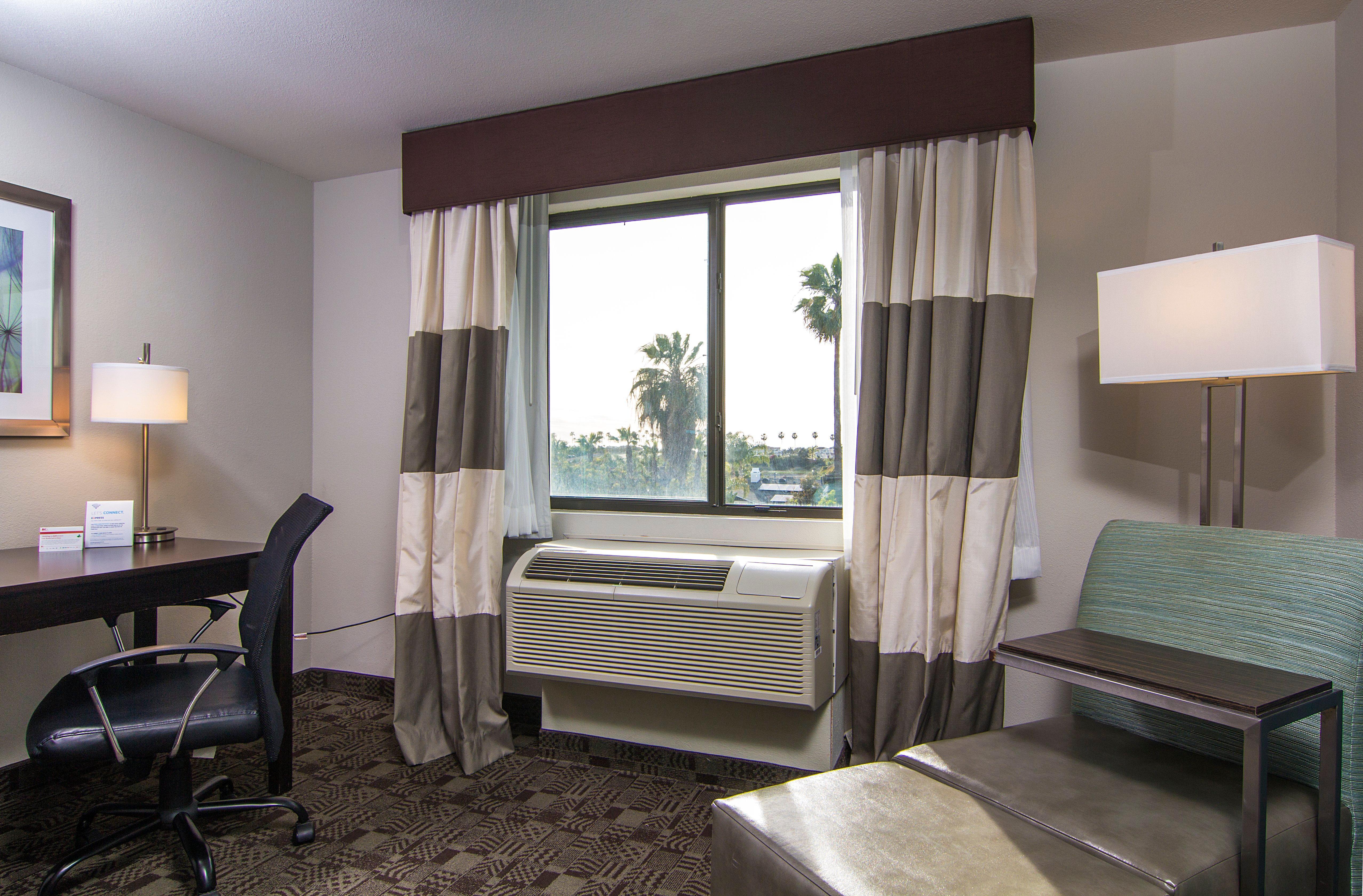 Express & By Ihg Hotel 3*