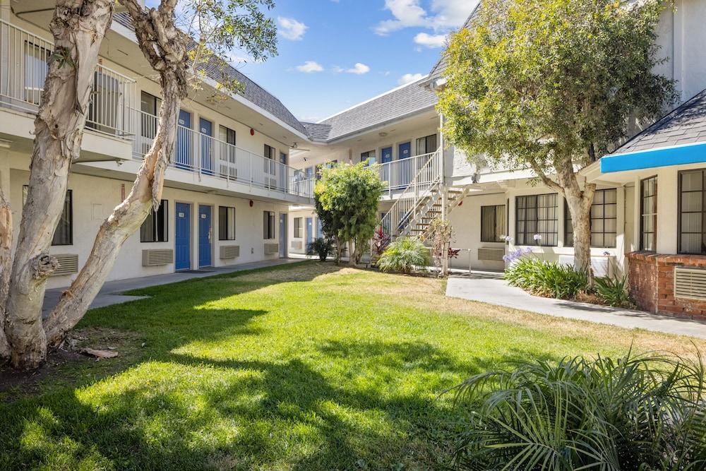 6-carlsbad, Ca - Village Hotel 2*