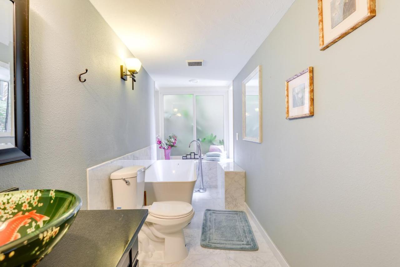 With Private Balcony And Pool Access! *