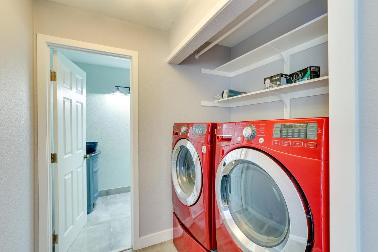 Apartment With Private Balcony And Pool Access! *