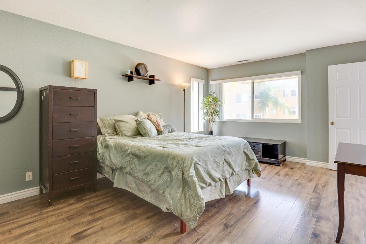 Apartment With Private Balcony And Pool Access! *