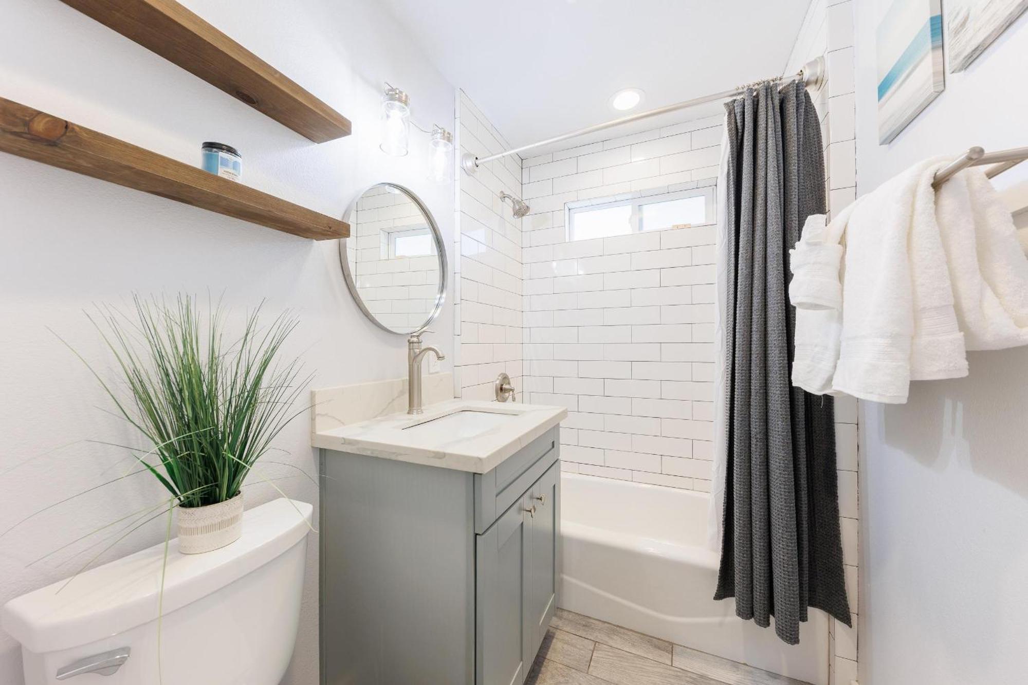 Holiday home Charming - 4br, Sleeps 10, Pets Ok Carlsbad