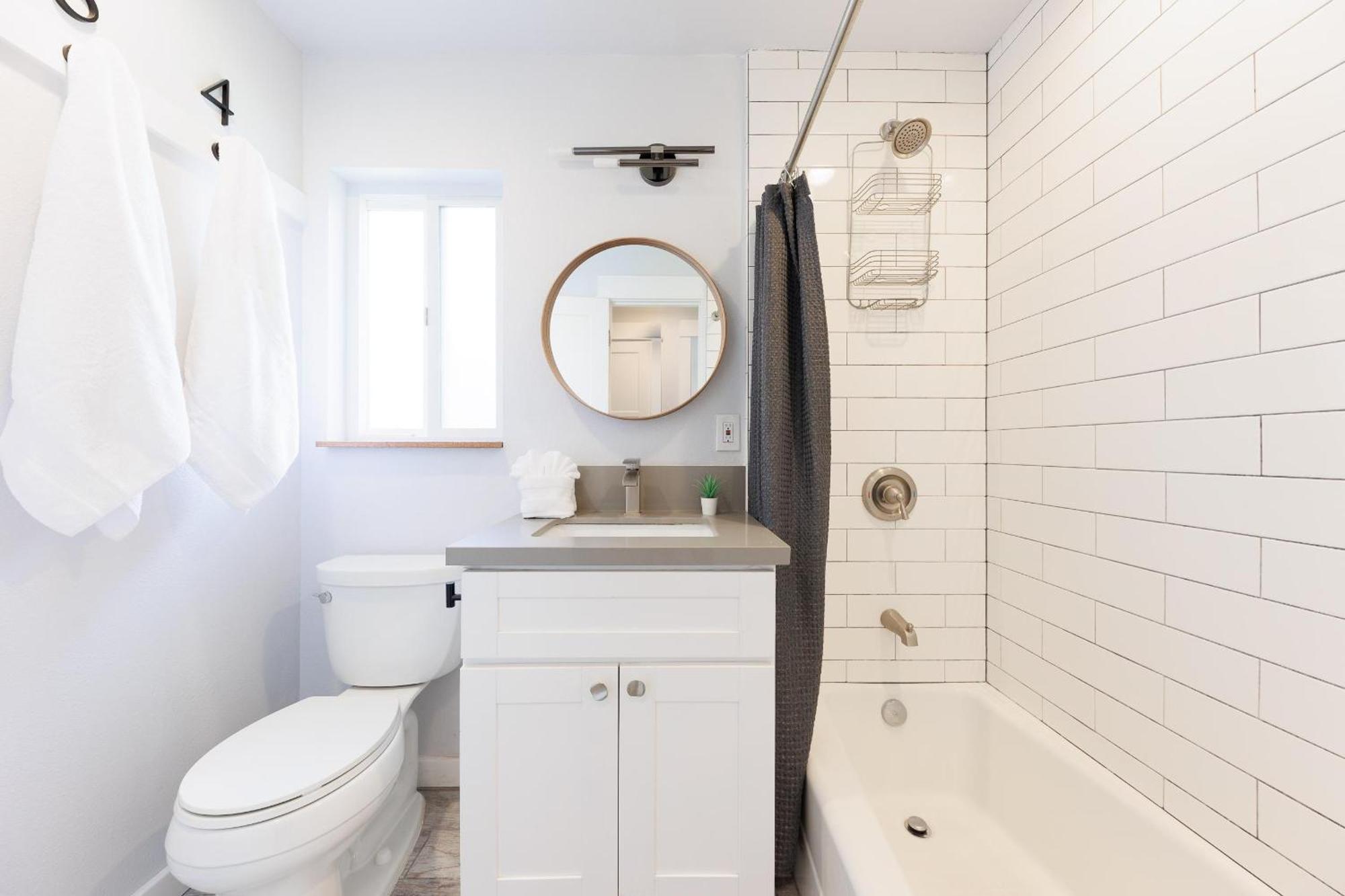 Holiday home Charming - 4br, Sleeps 10, Pets Ok Carlsbad