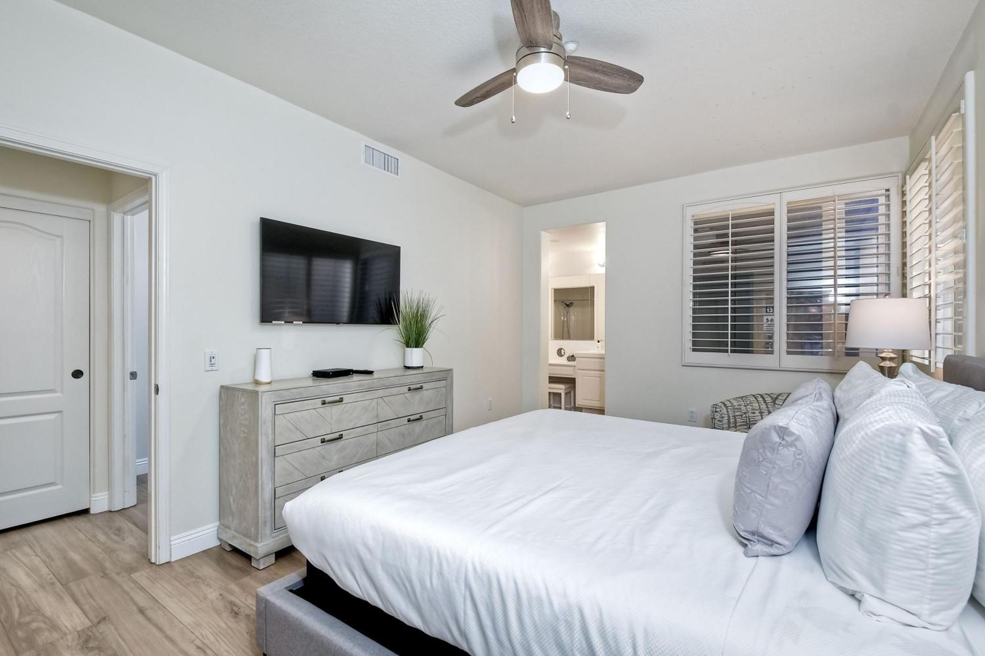 Holiday home Lagoon Views - Pool - Hot Tub - Gated Community Carlsbad