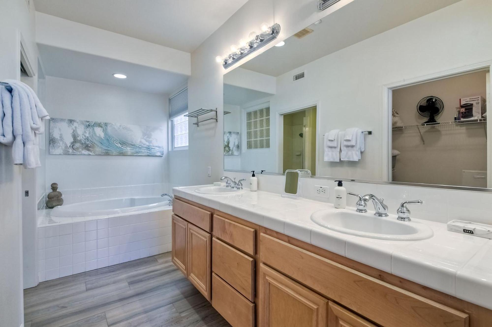 Lagoon Views - Pool - Hot Tub - Gated Community