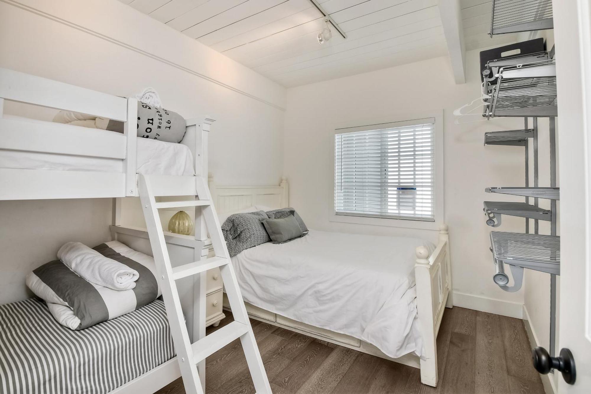 Juniper Entire - Sleeps 18 - Oceanfront Holiday home *