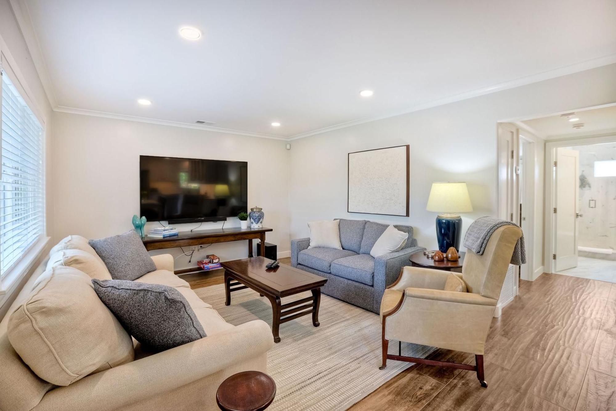90 Walk Score, Steps To Beach, Dining Holiday home Carlsbad