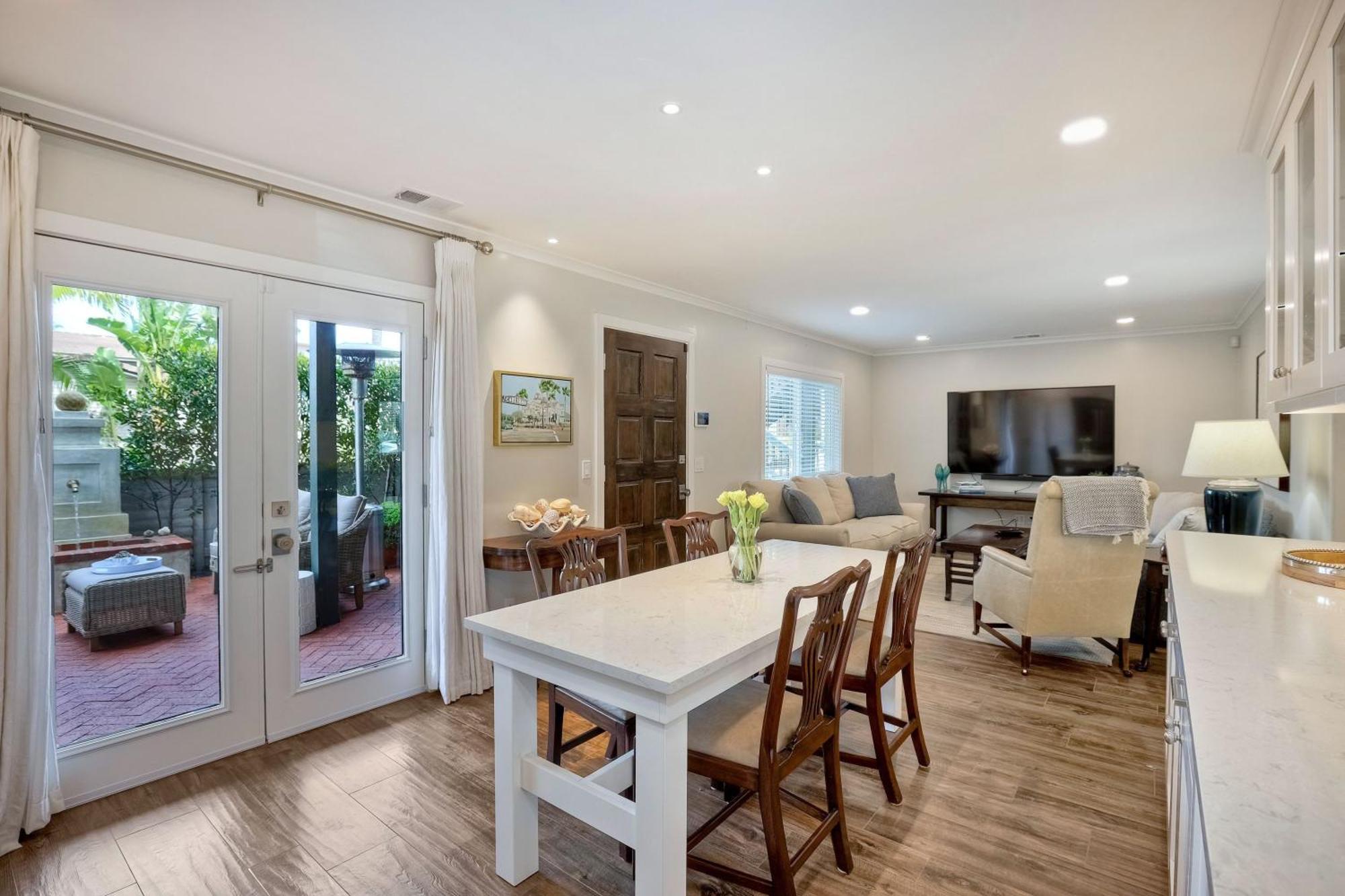 90 Walk Score, Steps To Beach, Dining Holiday home