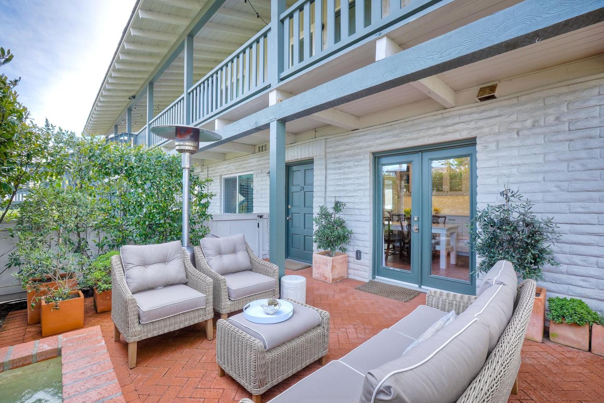 90 Walk Score, Steps To Beach, Dining Holiday home