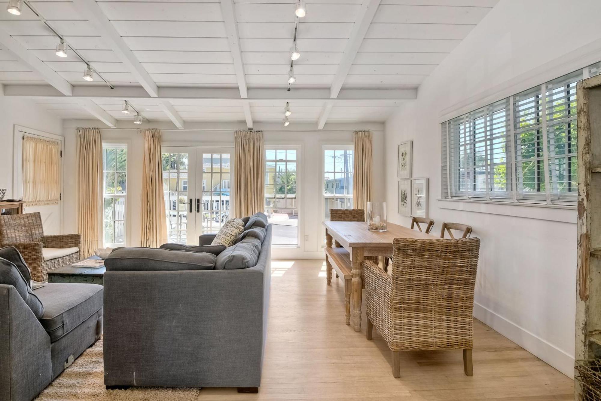 Walk To & Village - 5 Bedrooms - 3 Units * Carlsbad