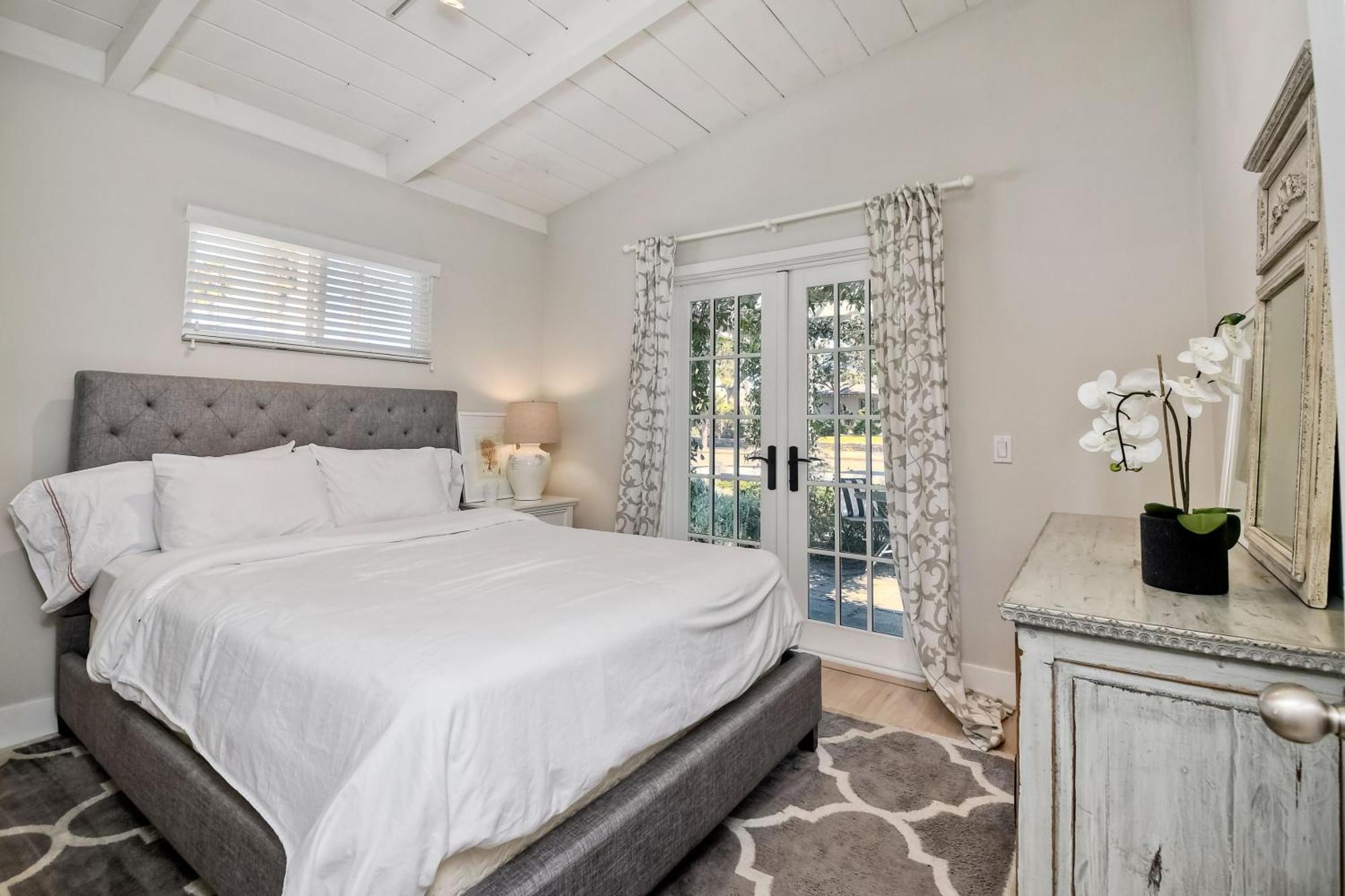 Holiday home Walk To & Village - 5 Bedrooms - 3 Units Carlsbad