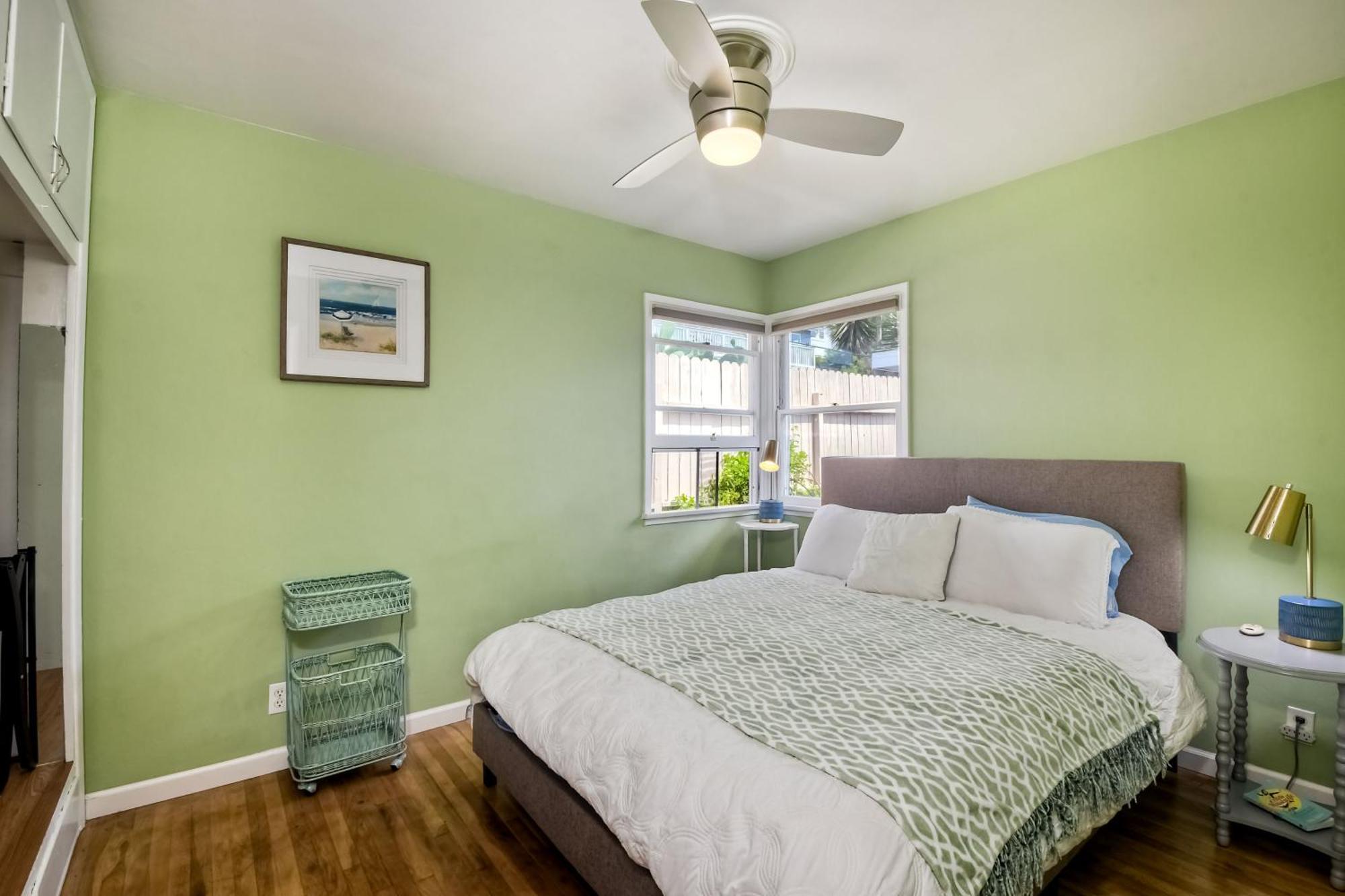 Walk To - Ev Charger - Outdoor Dining - 2br Holiday home