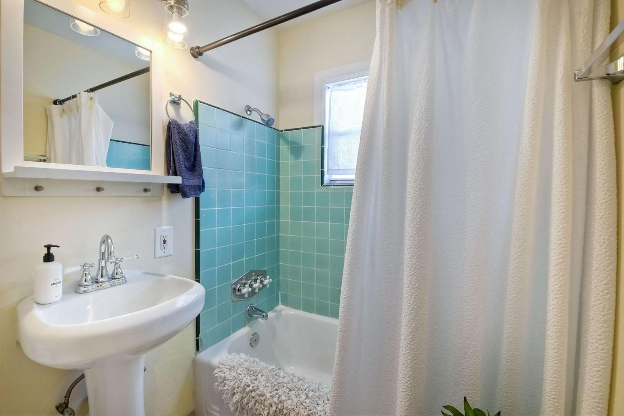 Holiday home Walk 2 Beach, Ev Charger, Outdoor Dining, 2 Units Carlsbad
